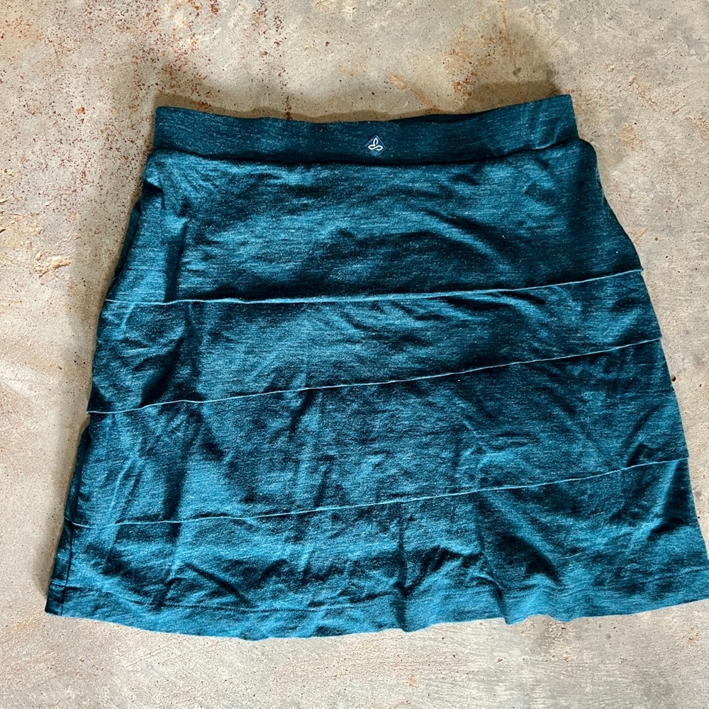 Prana skirt in a beautiful teal color.